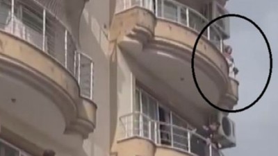 Annesini Balkondan Atmaya Çalıştı!