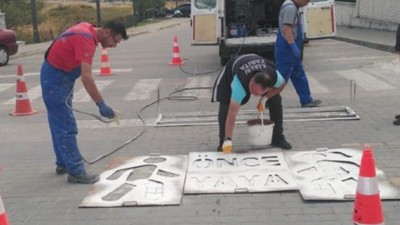 Karesi'de Okul Önlerindeki Yaya Çizgileri Yenileniyor