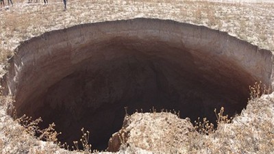Konya'da 40 metre çapında, 70 metre derinliğinde obruk oluştu