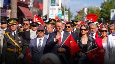 Ayvalıklılar Cumhuriyetin 100'üncü Yıldönümü İçin Coşkuyla Yürüdü