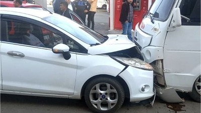 Balıkesir'de Kaza! Otomobil ve Minibüs Çarpıştı