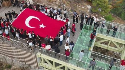 Cumhuriyet'in 100. Yılında Cam Seyir Terası'na Yürüyüş