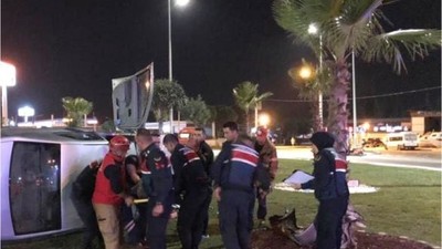 Korkunç Kaza! Otomobil Önce Refüje Çarptı Ardından Devrildi