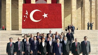 Meral Akşener Partililerle Anıtkabir'i Ziyaret Etti