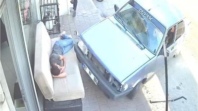 Sokaktaki koltukta Uyuyan Bir Kişiye Araba Çarptı