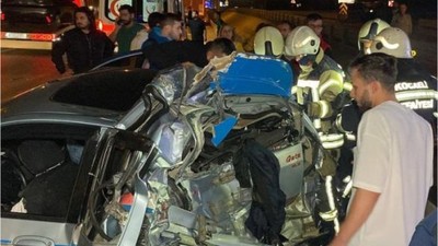 Tırın Çarptığı Otomobil Kağıt Gibi Ezildi