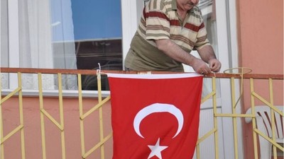 Türkiye'nin 'Bayrak Asan Dayı'sı 100. Yıl Coşkusunu Balkonuna Taşıdı