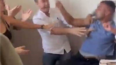 Okulu Bastı 5 Öğretmeni Yaraladı