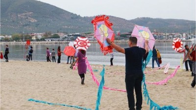 Burhaniye'de Uçurtmalar Gökyüzünü Süsledi