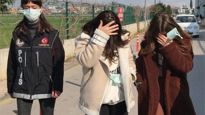 13 Yaşındaki Kızlar İki Kişiyi Gasp Etti