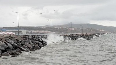 Bandırma’da Yağış ve Fırtına Hayatı Felç Etti