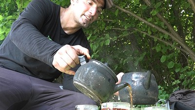 Dağ başında tek başına yaşıyor