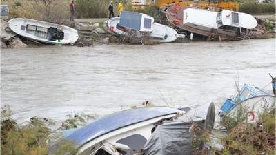 Edremit'te Lodos Fırtınası Sonrası Kurtarma Çalışmaları Başladı
