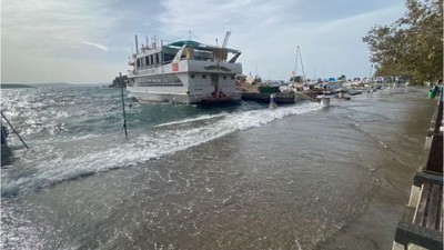 Erdek'te Lodosun Şiddeti Arttı! Deniz Kıyıyla Birleşti