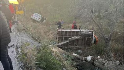 Feci Kaza! Otomobil ve Traktör Çarpıştı