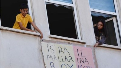 İsrail Ürünlerine Boykot Çağrısı İçin Elleriyle Pankart Hazırladılar