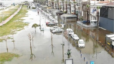İzmir'de Kara Ve Deniz Birleşti