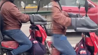Motosikletin Aksına Bebeğini Koydu