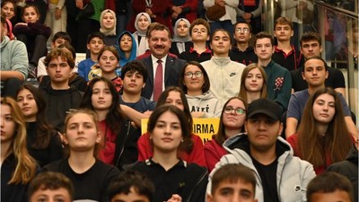 Başkan Yücel Yılmaz Üniversite Öğrencisine Suyu Bedava Yaptı