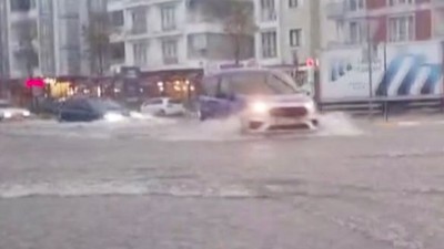 Sağanak Yağışta Su Basan Evdeki Aileyi Ekipler Kurtardı