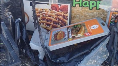 Aç kalan ayılar dükkanları talan etti