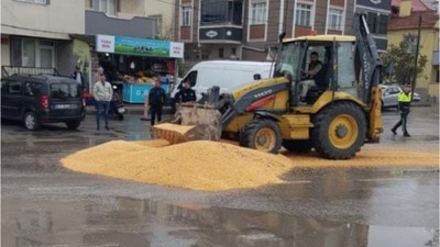 Dorse Kapağı Açılan Tır Caddeyi Buğday İle Kapladı