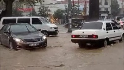 Edremit'te Meydana Gelen Sağanak Hayatı Felç Etti