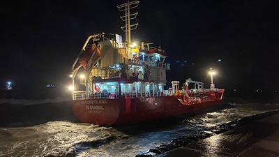 Karaya Oturan Yakıt Tankerinde Kurtarma Operasyonu