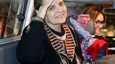 Teslim edilen anne ve kızın hamas askerleriyle vedası dikkat çekti