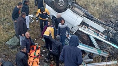 Kamyonet şarampole devrildi: 2 yaralı