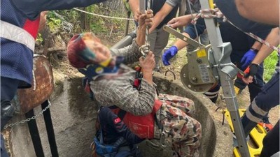Kuyuya düşen yaşlı kadın itfaiye ekiplerince kurtarıldı