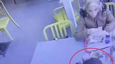 Saçını Koparıp Yemeğe Attı