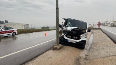 Balıkesir'de Kaza! Kamyonet Tıra Çarptı