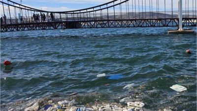 Bandırma'da Etkili Lodos Çöpleri Kıyaya Vurdu