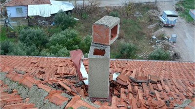 Çatıya Düşen Yıldırım Hasara Neden Oldu