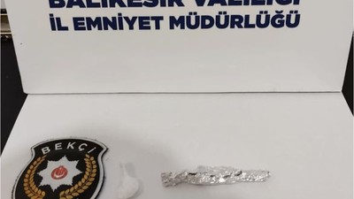 Oturdukları Bankta Uyuşturucu Madde Çıktı
