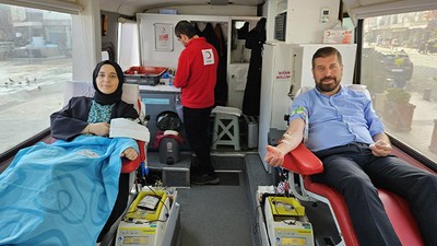 Sındırgı'da İlçe idarecilerinin de katıldığı kan bağışı kampanyası