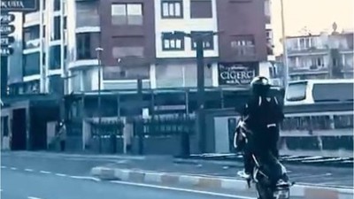 Tek Teker Üzerinde Dakikalarca Trafiği Riske Attı