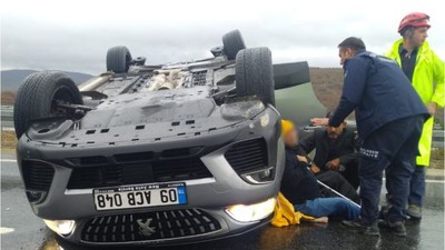 Yağış Sebebiyle Takla Atan Otomobilden Yaralı Kurtarıldı
