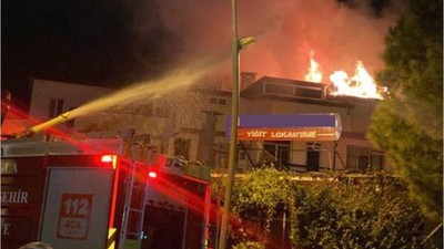 Marmaris'te korkutan yangın: Geceyi alevler aydınlattı
