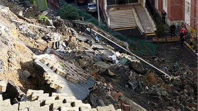Balıkesir'de otomobil ile istinat duvarı arasında sıkışan kişi öldü