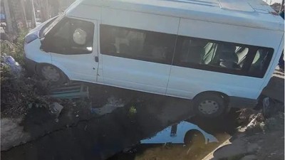 Bigadiç’te Kaza: Minibüs Kanala Uçtu