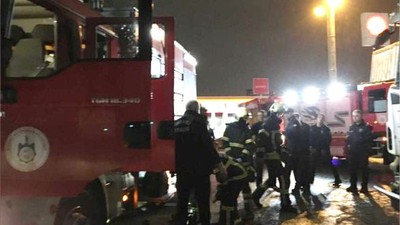 Tır, köfte yiyen müşterilerin arasına daldı
