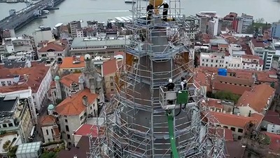 Galata Kulesi’nin aleminin indirildiği nefes kesen anlar