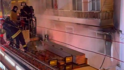 Kocaeli'de yangın paniği: Mahsur kalan kadını itfaiye kurtardı