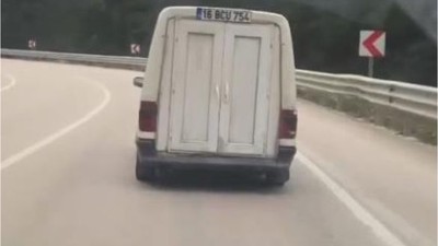 Hafif ticari otomobilinin bagaj kapağını plastik kapı yaptı