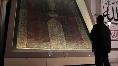 Ulu Cami’deki Kabe örtüsünün püskülleri koruma altında