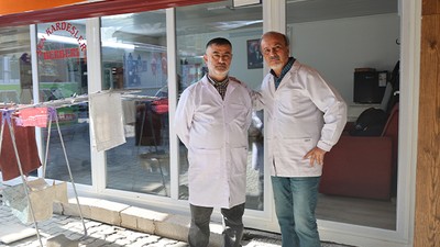 30 yıllık arkadaşlık, Konteyner dükkanda mesai arkadaşlığına döndü