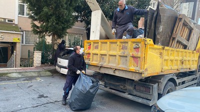 Anne ve kızının yaşadığı evden bir kamyon çöp çıktı