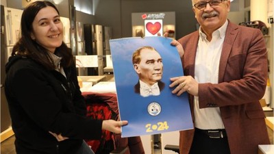 Burhaniye'de Atatürk Takvimleri Vatandaşları Bekliyor